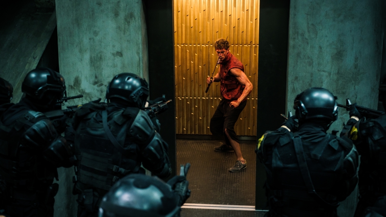 'Boy Kills World' Red-Band trailer: knettergekke actie met Bill Skarsgård en Famke Janssen