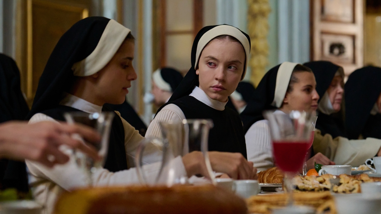 'Immaculate'-actrice Sydney Sweeney kijkt samen met echte pastoors haar nieuwe horrorfilm