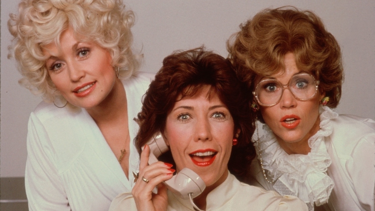 Jennifer Aniston maakt nieuwe versie van Dolly Parton-klassieker '9 to 5'