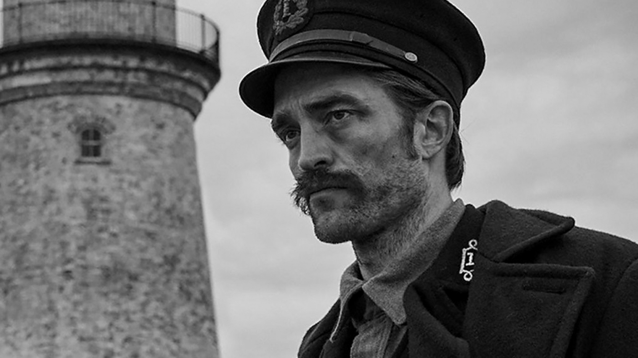 Willem Dafoe en Robert Pattinson draaien door in nieuwe trailer 'The Lighthouse'