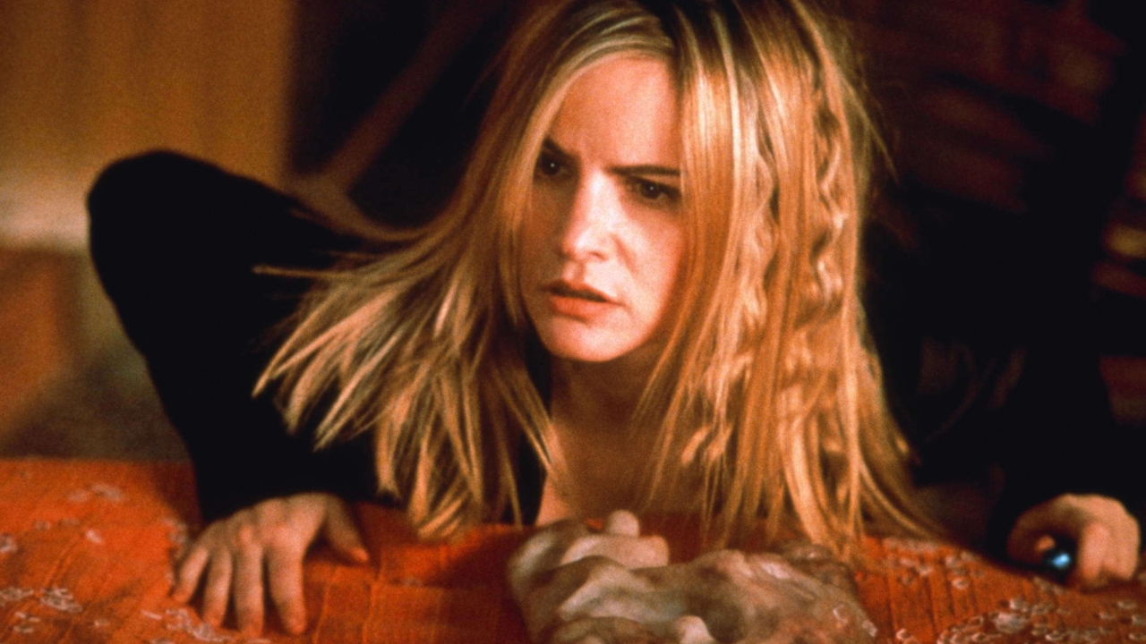 Jaren-90-ster Jennifer Jason Leigh, de obsessie van Rutger Hauer, herken je niet meer terug