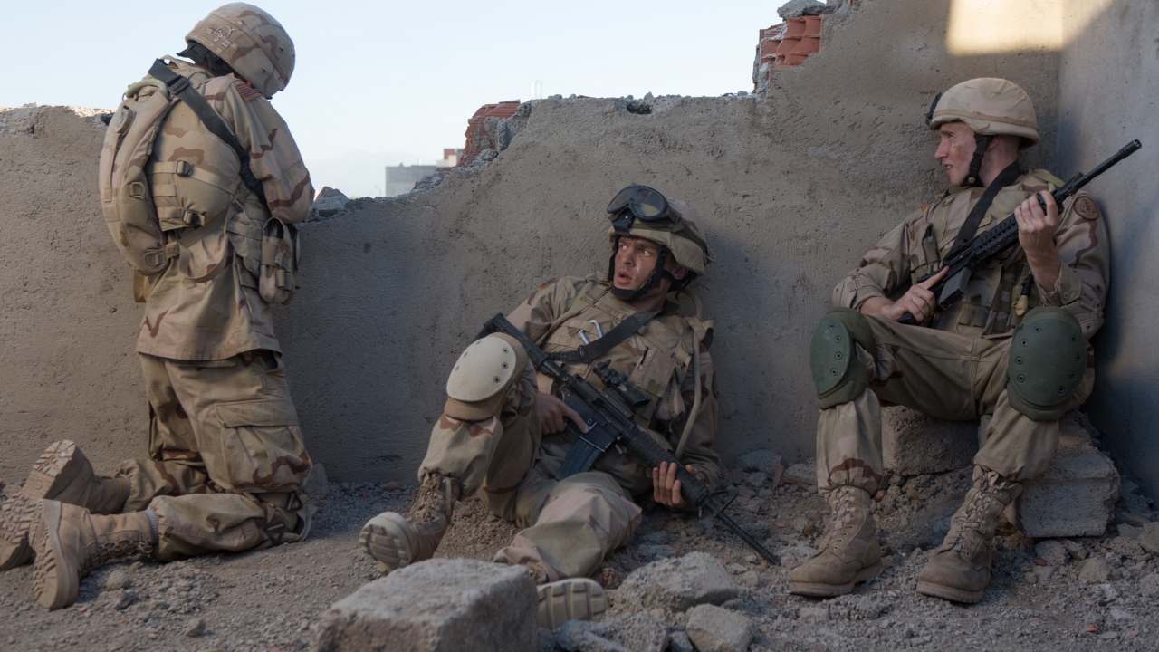 Ehrenreich, Sheridan & Aniston in trailer Irak-oorlogsfilm 'The Yellow Birds'