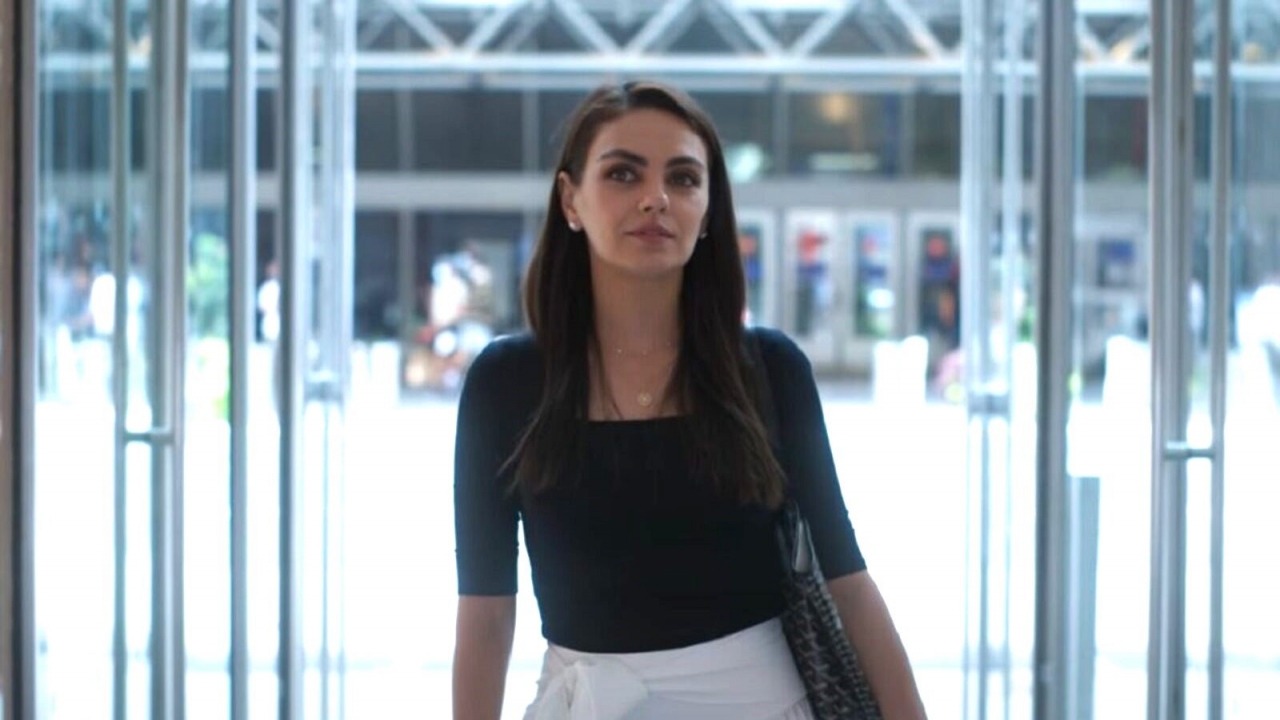 Mila Kunis wordt gecanceld in eerste trailer nieuwe Netflix-film 'Luckiest Girl Alive'