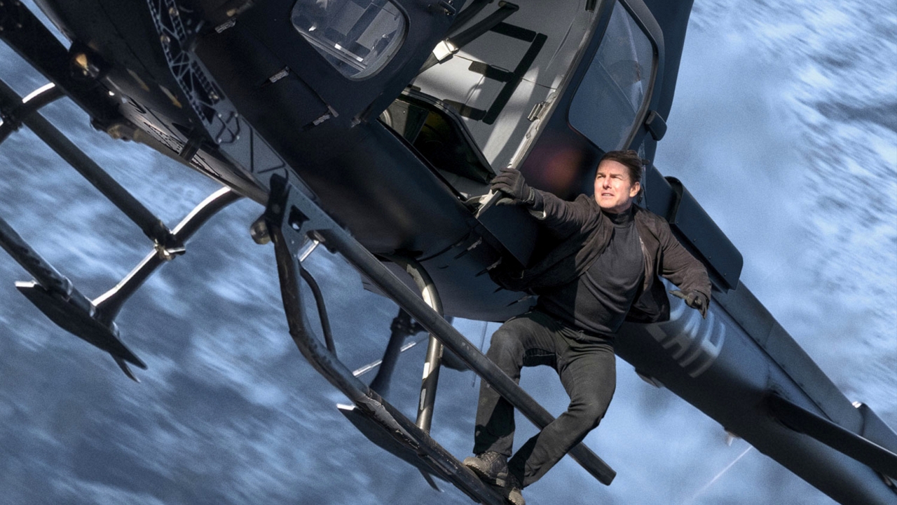 Tom Cruise springt uit een vliegtuig op foto 'Mission: Impossible - Fallout'