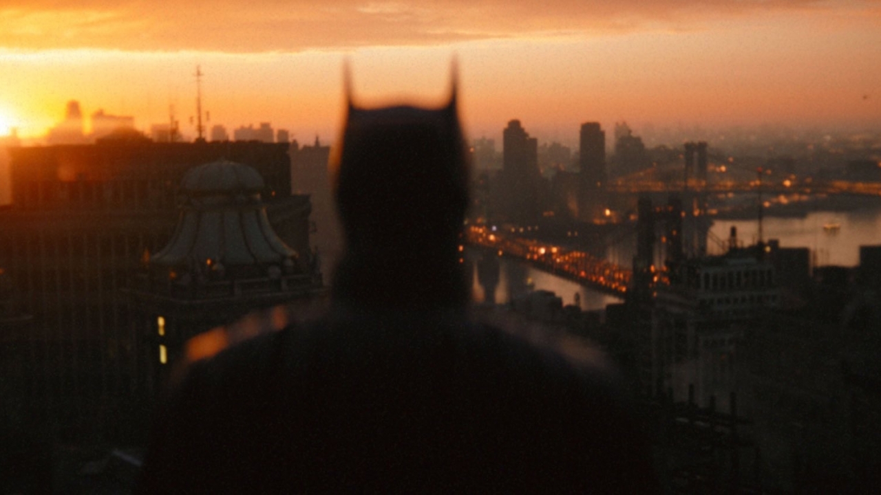 Batman waakt over Gotham op foto 'The Batman'