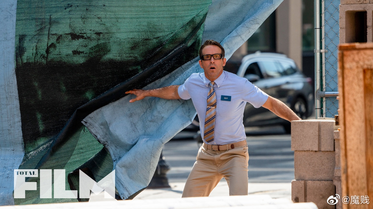 Foto's uit Ryan Reynolds' bizarre "Back to the Future meets GTA"