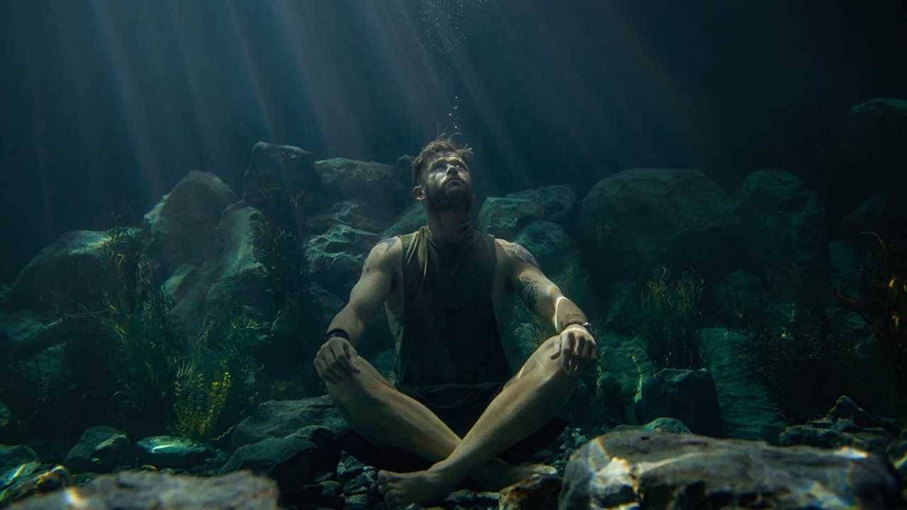Chris Hemsworth (Thor) gaat zwemmen tussen de haaien