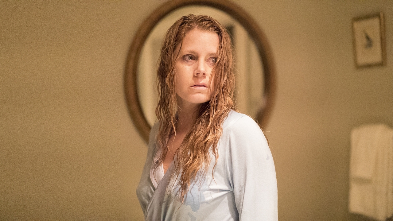 Eerste foto's van "hond" Amy Adams in komische horror 'Nightbitch'