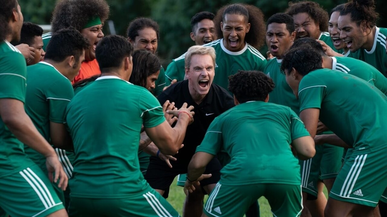 Voorproefje nieuwe komedie: Michael Fassbender als Nederlands coach in 'Next Goal Wins'