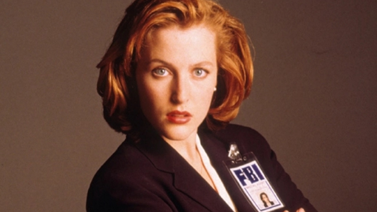 Gillian Anderson (X-Files) helemaal blij met bizarre 'sneeuwman' voor haar deur