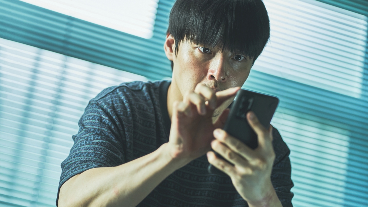 'Wall to Wall': ongeloofwaardige schurk ondermijnt sterke, hallucinante psychologische thriller