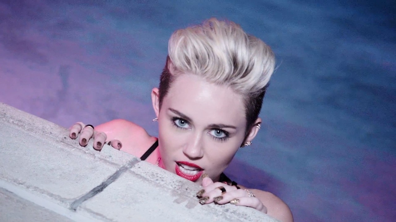 Miley Cyrus in zwart jurkje ziet er stralend uit op Instagram