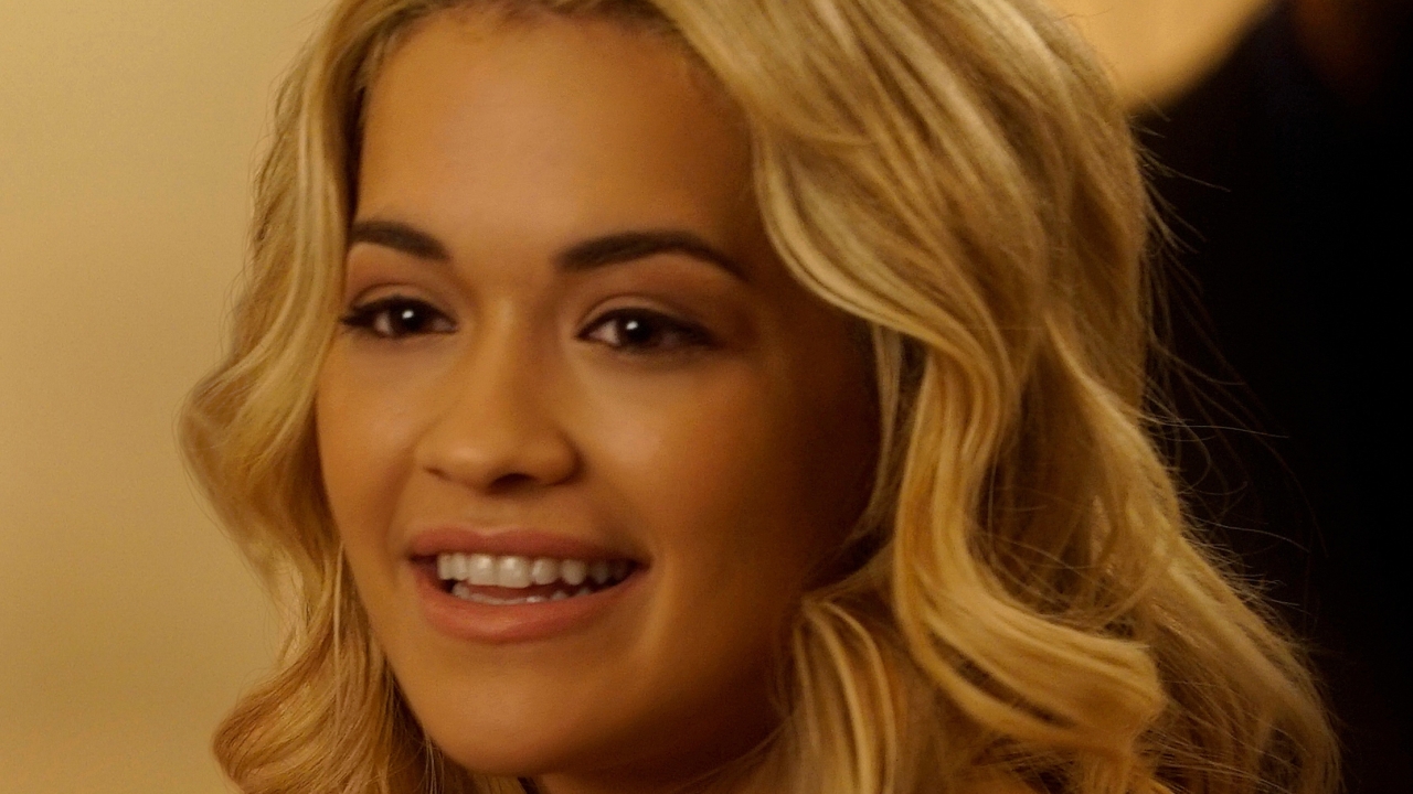 Rita Ora zorgt in compleet doorschijnend jurkje voor een bloedhete dag