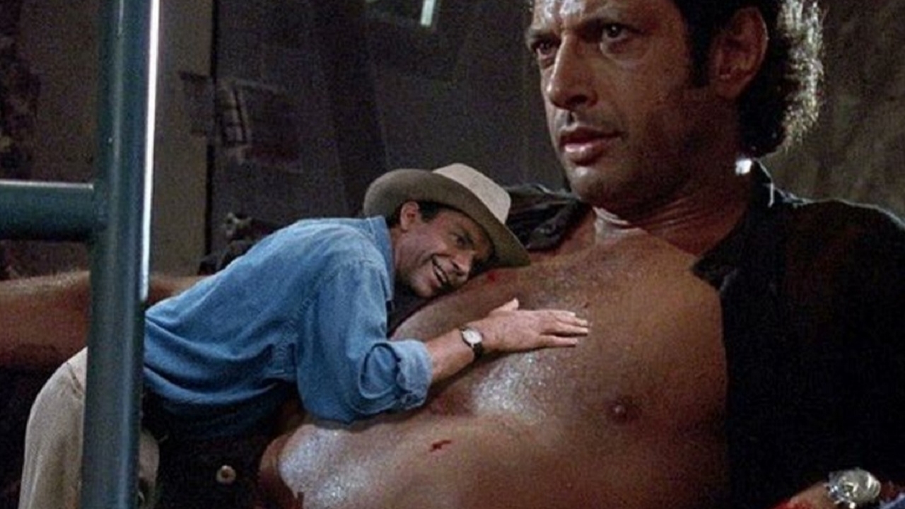 Hilarische 'Jurassic Park'-GIF legt Sam Neill op het ontblote torso van...