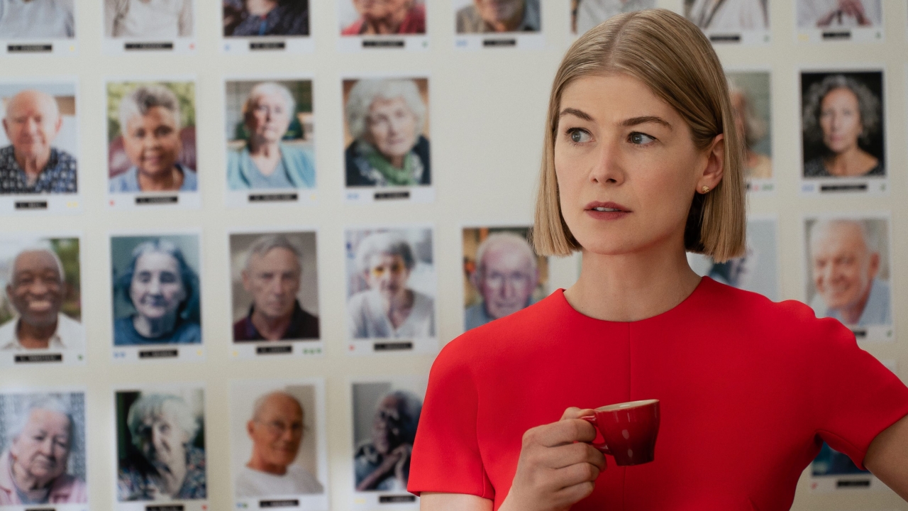 Rosamund Pike (Gone Girl) wist niks af van vergrote borsten voor filmposter 'Johnny English Reborn'