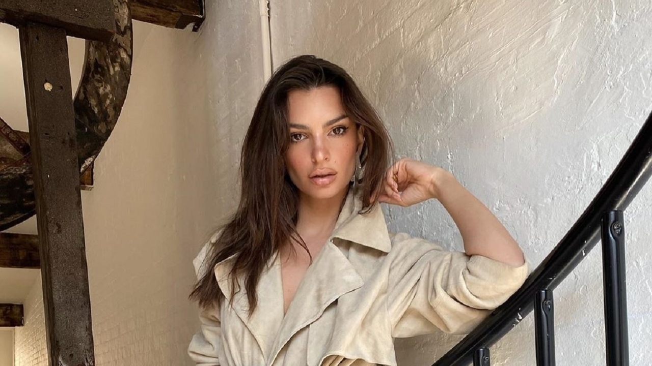 Emily Ratajkowski toont vol trots haar rondingen op Insta-foto's