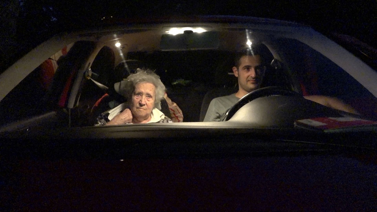 Oma en Chris & de rode auto