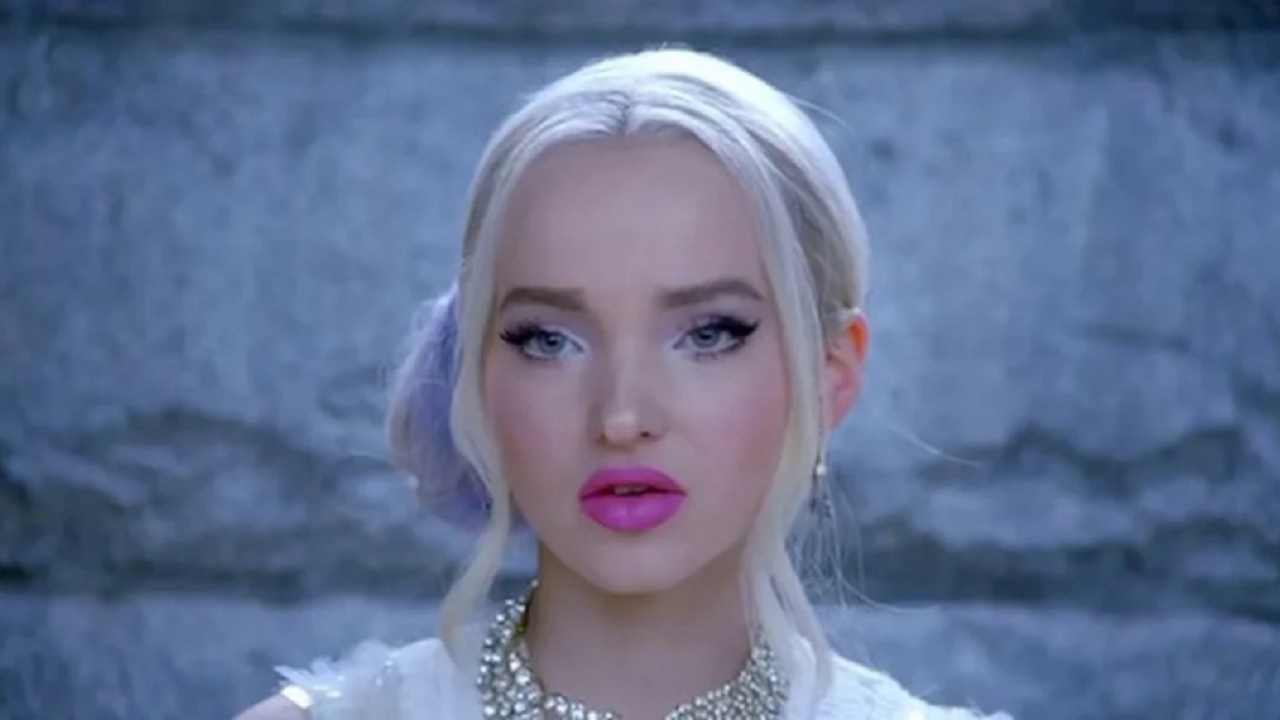 Dove Cameron met decolleté van heb ik jou daar