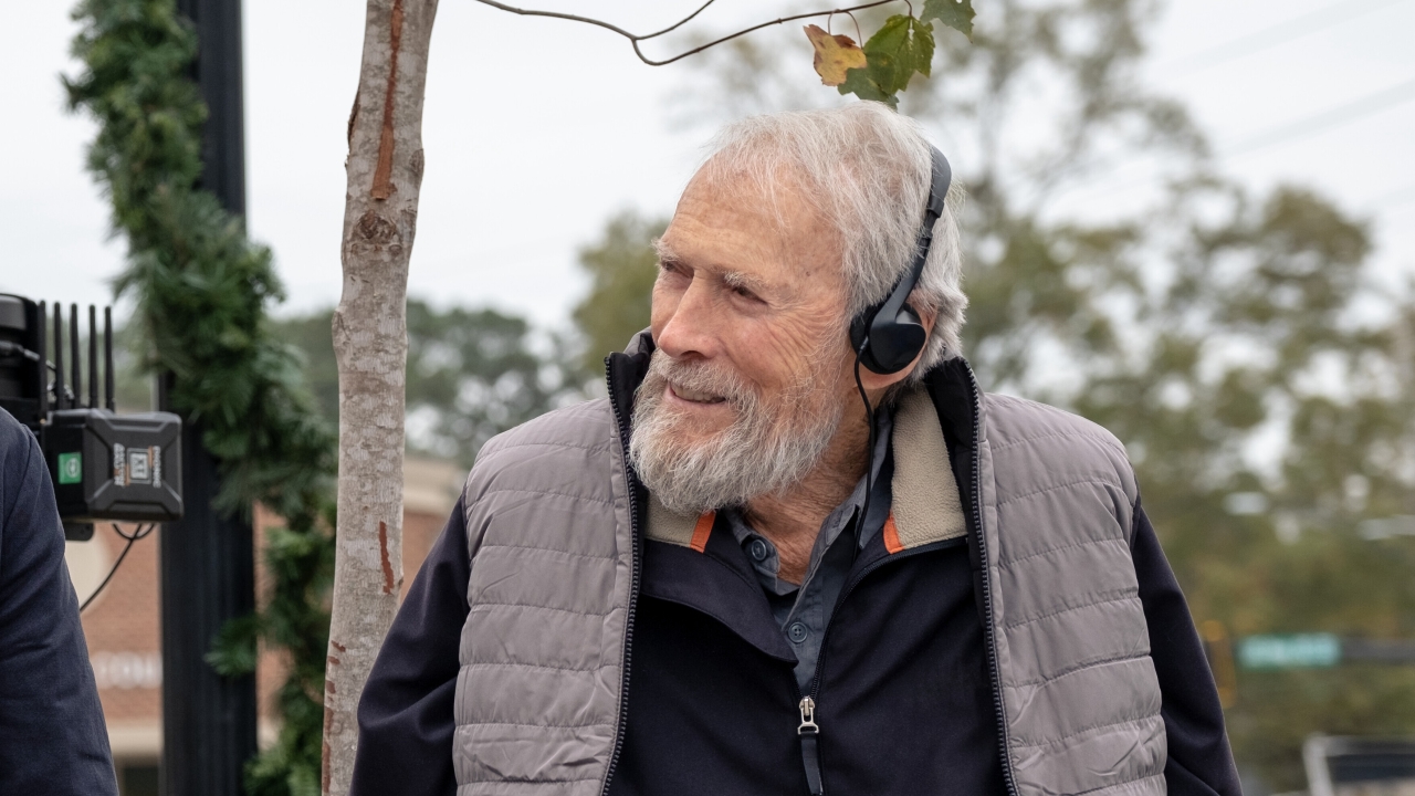 Tom Cruise wordt op handen gedragen door Clint Eastwood, ondertussen 95 jaar oud