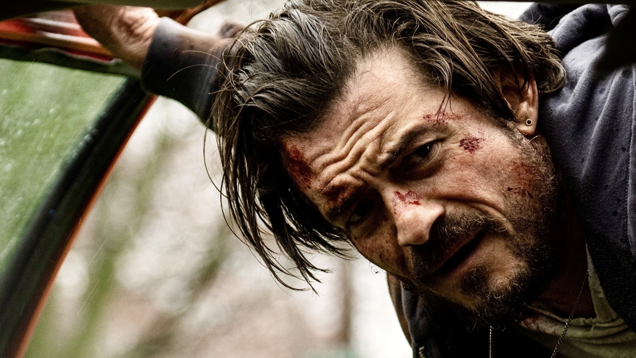 Orlando Bloom laat zich van zijn meest brute kant zien in 'Red Right Hand'-trailer