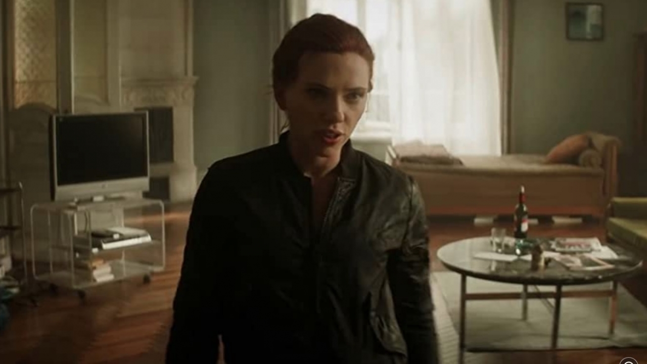 Scarlett Johansson omringd door blue screens op setfoto 'Black Widow'