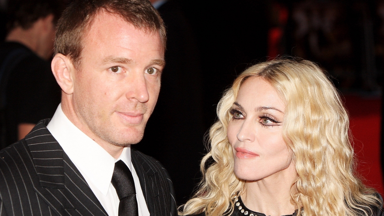 Madonna's zoon blijft voorlopig bij Guy Ritchie