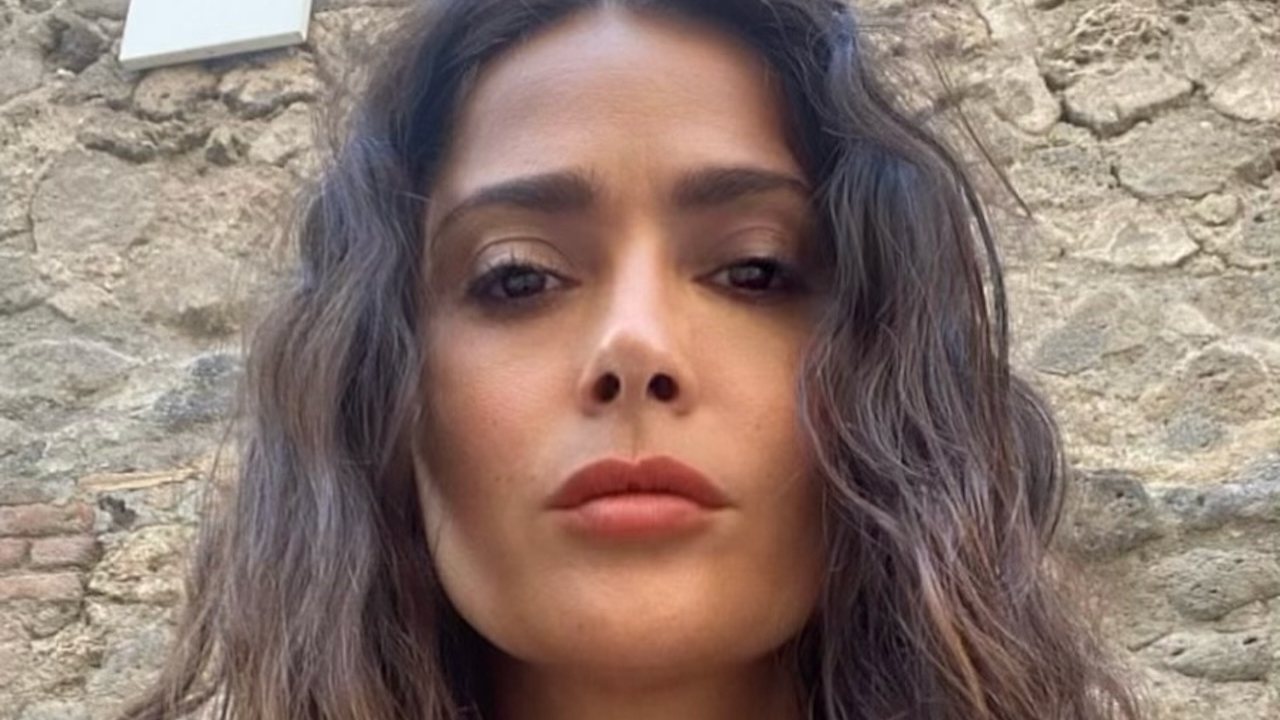 Salma Hayek duikt op bij Ibiza en noemt zichzelf de "perfectie combinatie"