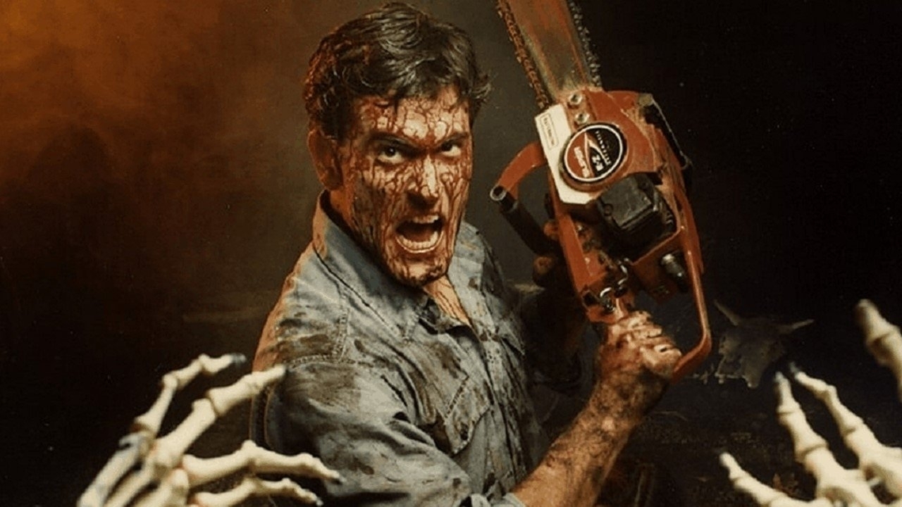 Foto uit 'Evil Dead Rise' met Lily Sullivan die helemaal onder het bloed zit