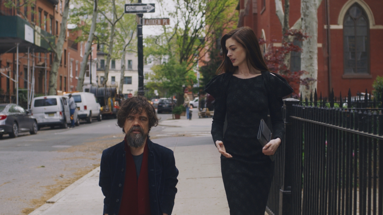 Trailer voor 'She Came To Me': Peter Dinklage tussen Anne Hathaway en Marisa Tomei