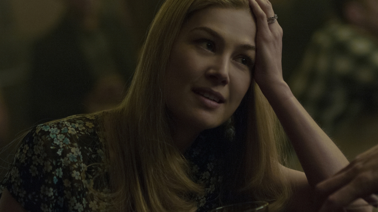 Rosamund Pike en Taron Egerton in 'A Private War'