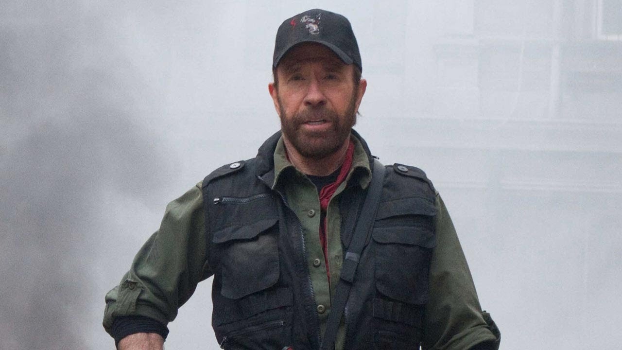 Gouwe ouwe Chuck Norris keert terug in militaire scifi-actiefilm 'Agent Recon'