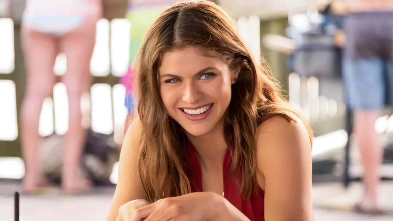 Actrice Alexandra Daddario bewijst hoe mooi ze is zonder uit de kleren te gaan