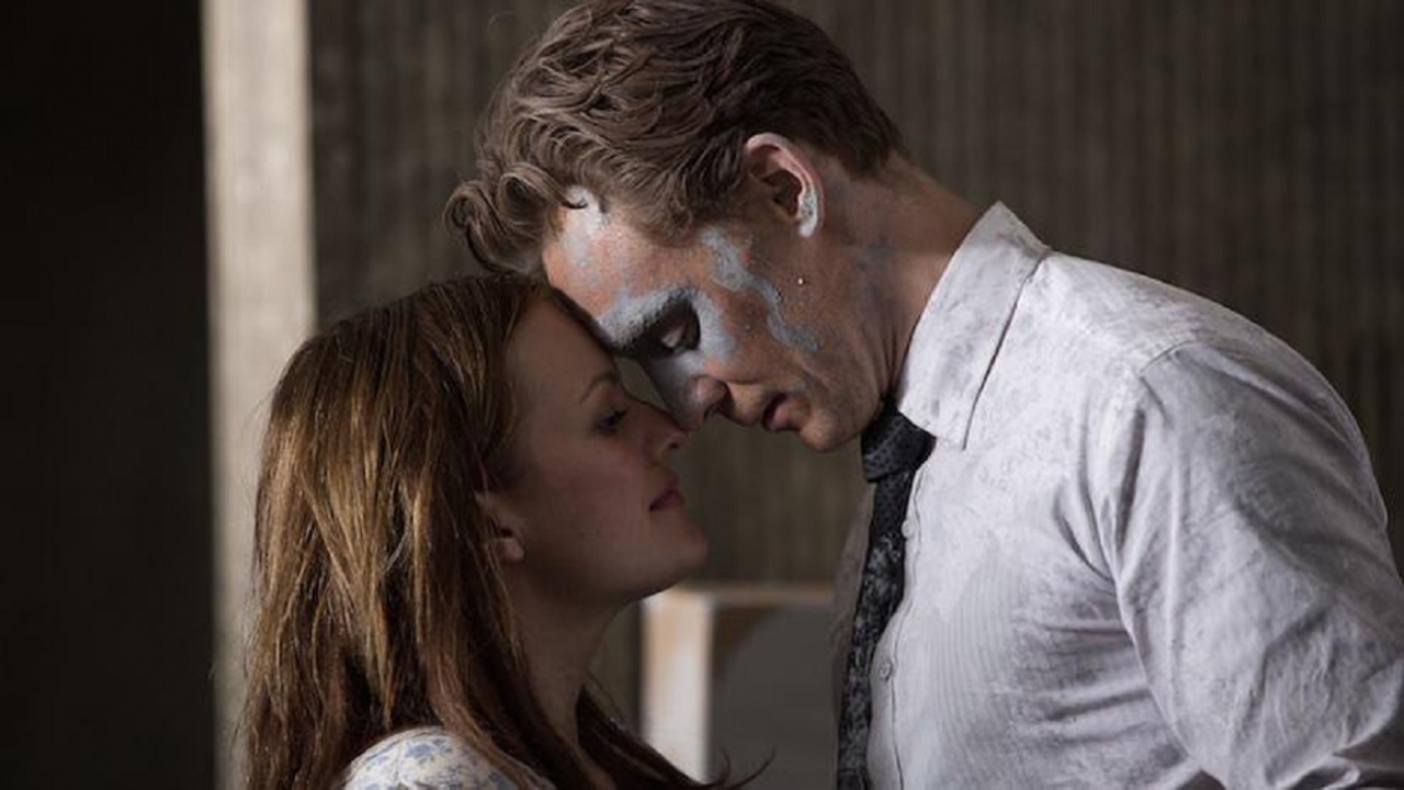 Tom Hiddleston in duistere nieuwe trailer 'High-Rise'