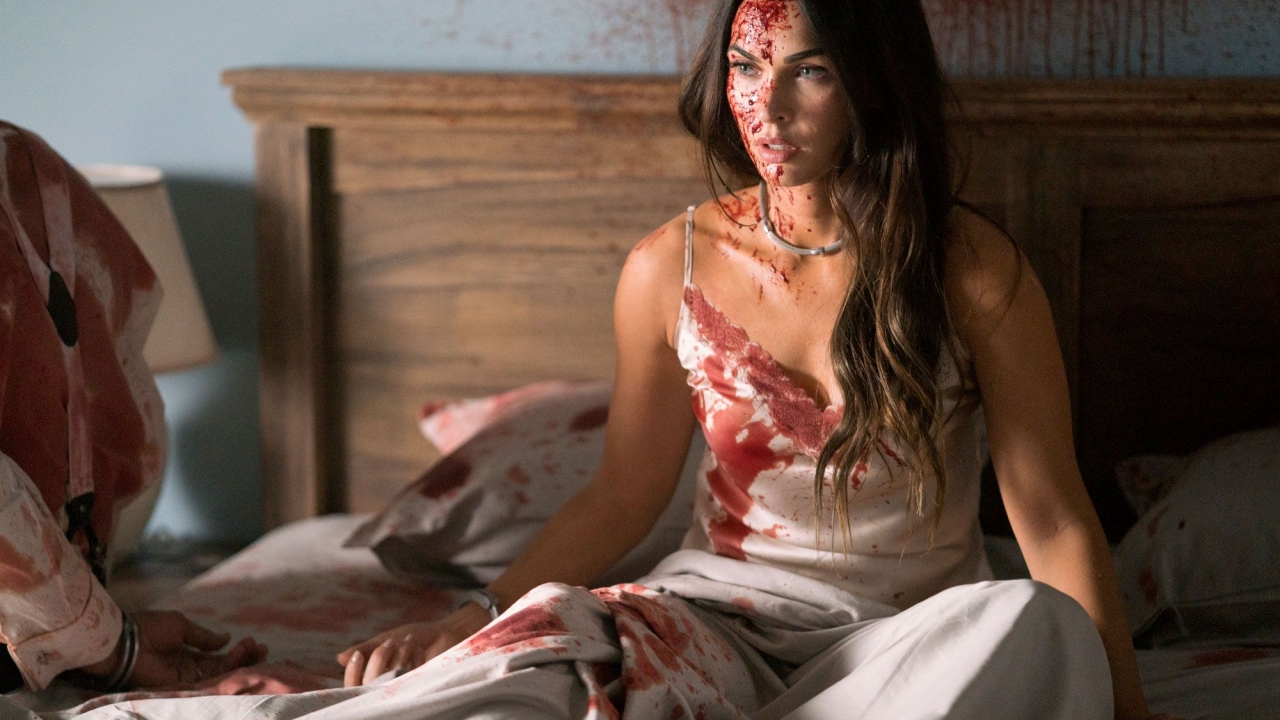 Megan Fox zit onder het bloed op foto's 'Till Death'