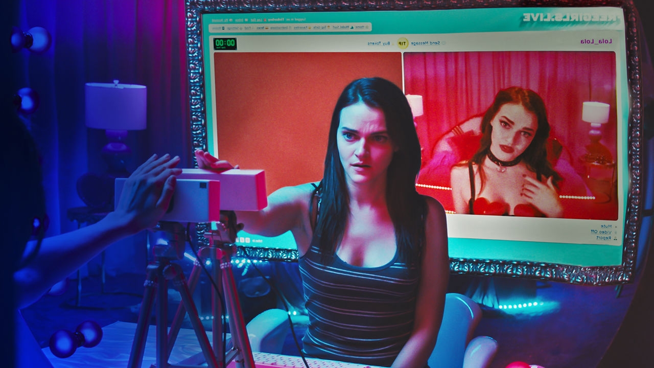 Webcammeisje krijgt de schrik van haar leven in trailer Netflix-thriller 'Cam'