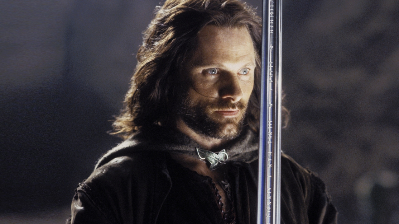 Viggo Mortensen zwaait zijn Aragorn-zwaard uit 'Lord of the Rings' in nieuwste film