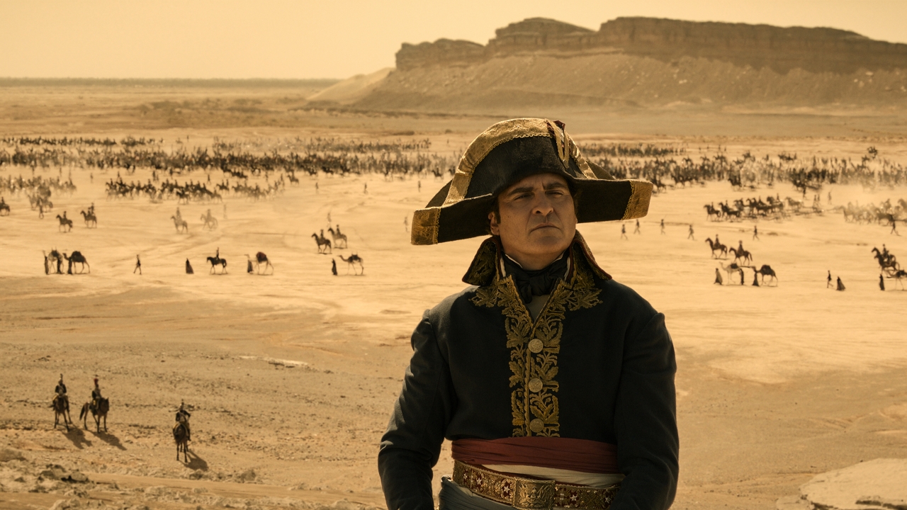 Joaquin Phoenix betrapt: loopt weg bij wereldpremière 'Napoleon'