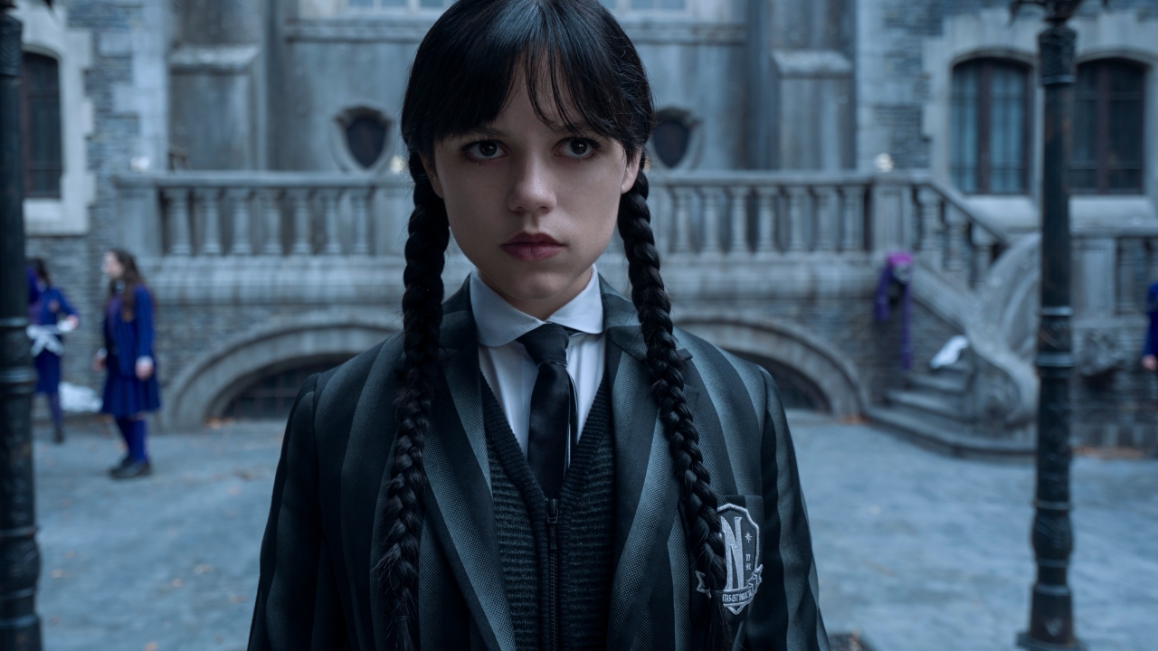 Jenna Ortega lijkt eerder op Morticia dan op Wednesday bij de première van tweede seizoen