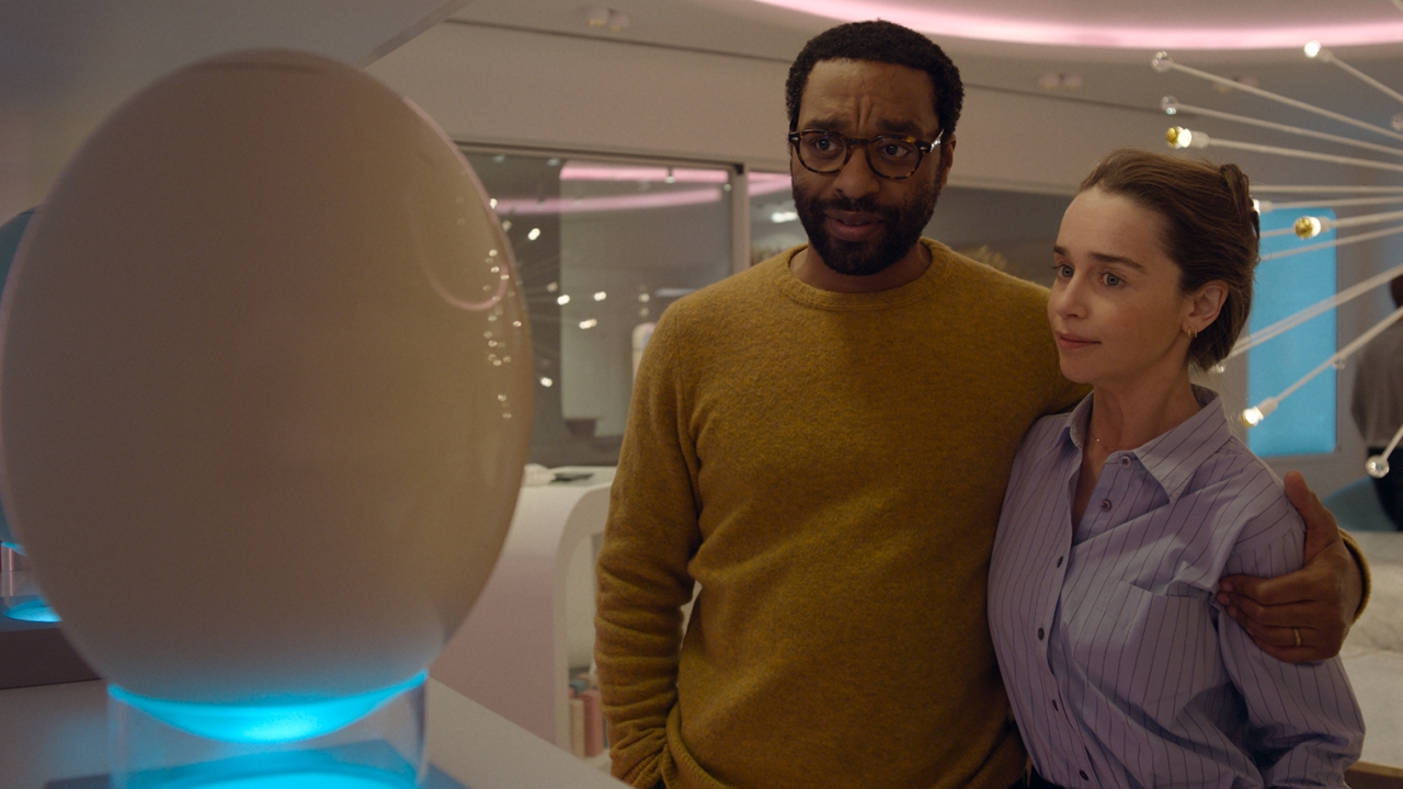 Emilia Clarke en Chiwetel Ejiofor schitteren samen in deze scifi-romkom