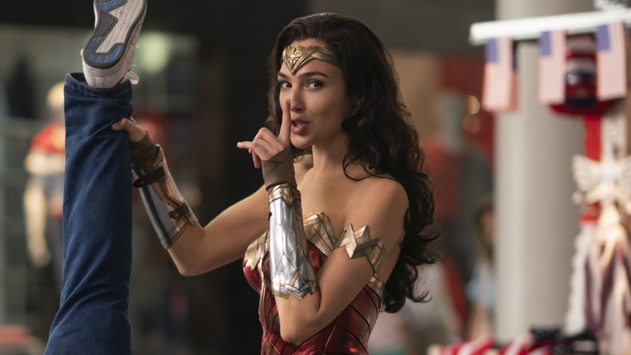 Gal Gadot geniet van wat lekkers op straat