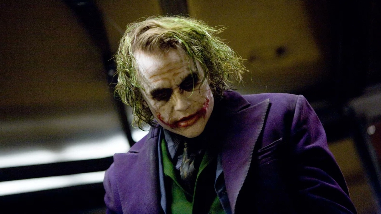 Volgende setfoto's 'Clayface' hinten naar DCU-versies van Joker en Penguin