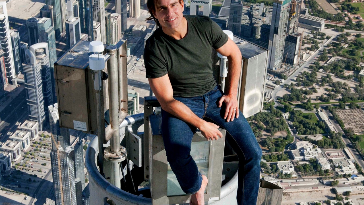 Tom Cruise maakt smakkerd tijdens stunt 'Mission: Impossible 6'