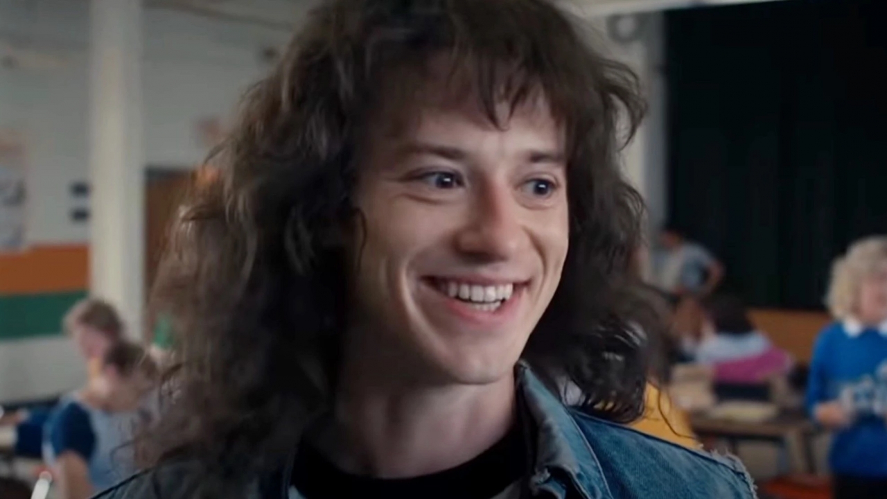 Video: Eddie uit 'Stranger Things' speelt 'Master Of Puppets' nu met de echte Metallica!