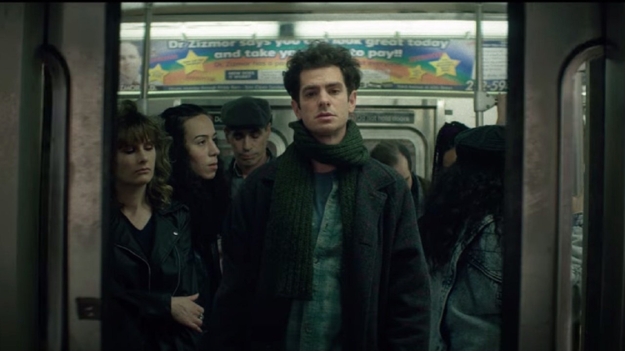 Een héél andere Andrew Garfield in trailer 'Tick, Tick...Boom!' van Netflix