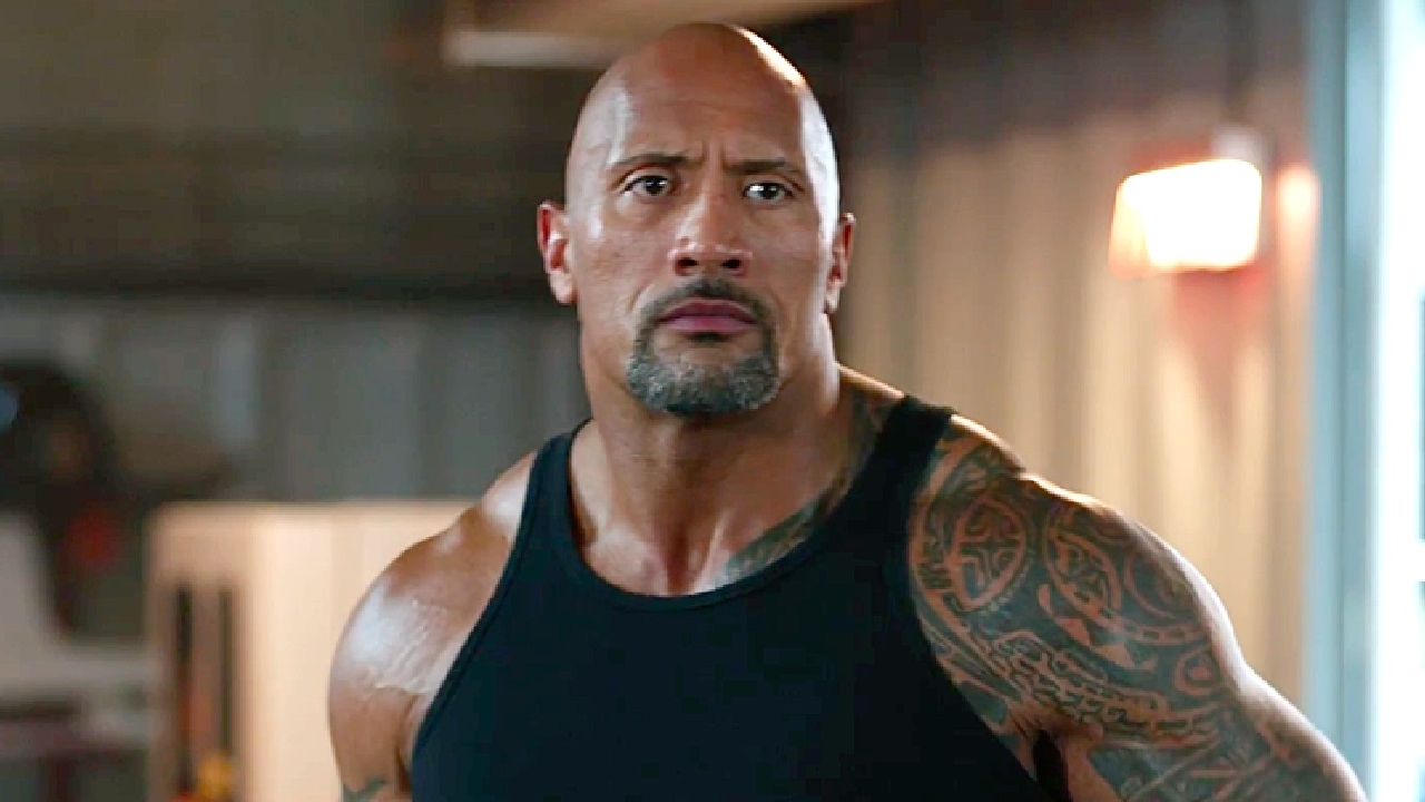 The Rock gaat door de knieën met meer dan 50 kilo ijzer op zijn schouders