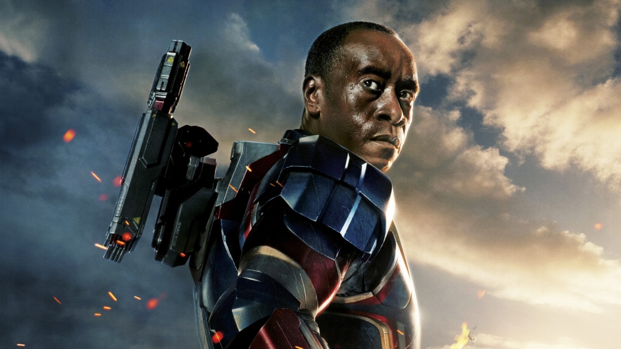 Don Cheadle hint naar meer diepgang voor War Machine in Marvel-film 'Armor Wars'