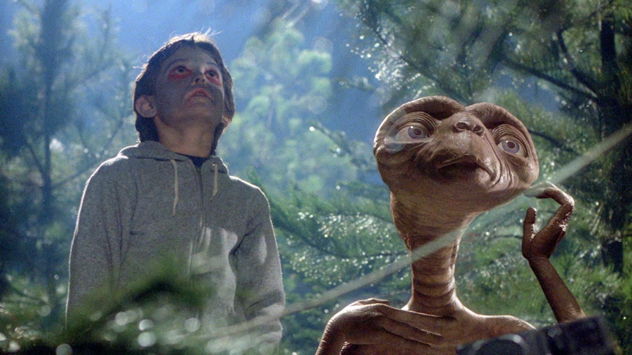 Legendarische E.T. krijgt een reünie in kerstcommercial!