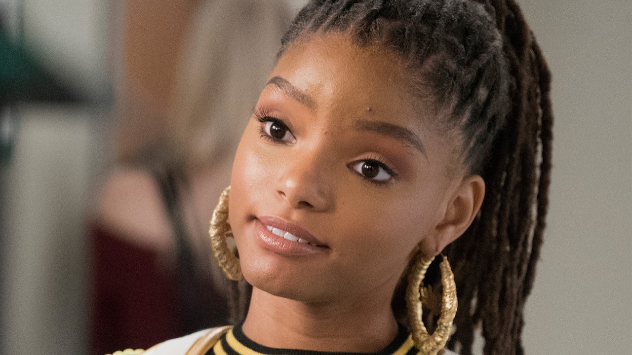 Disney-ster Halle Bailey in jurkje met flink decolleté op Insta