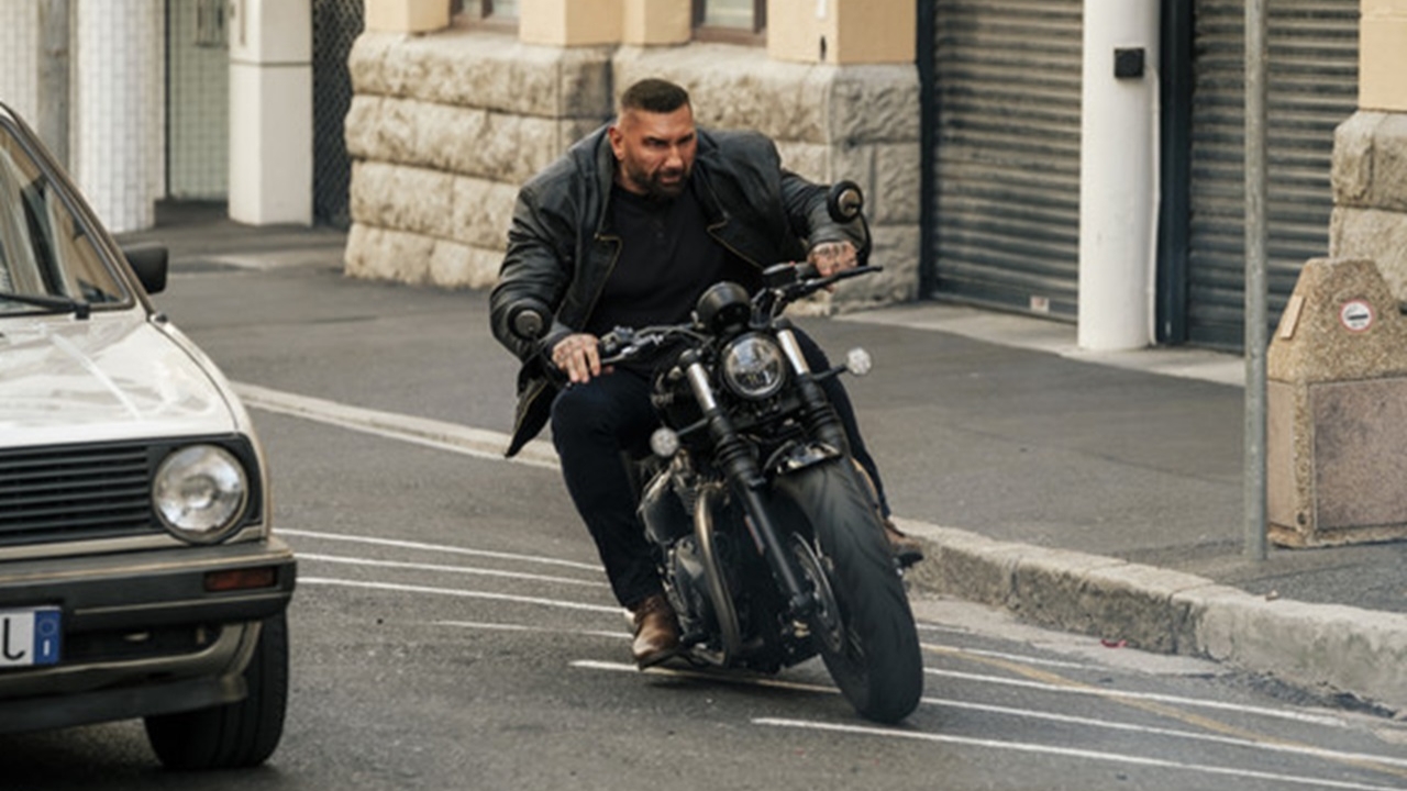 Schieten, knokken en racen met Dave Bautista in trailer 'My Spy 2: The Eternal City'