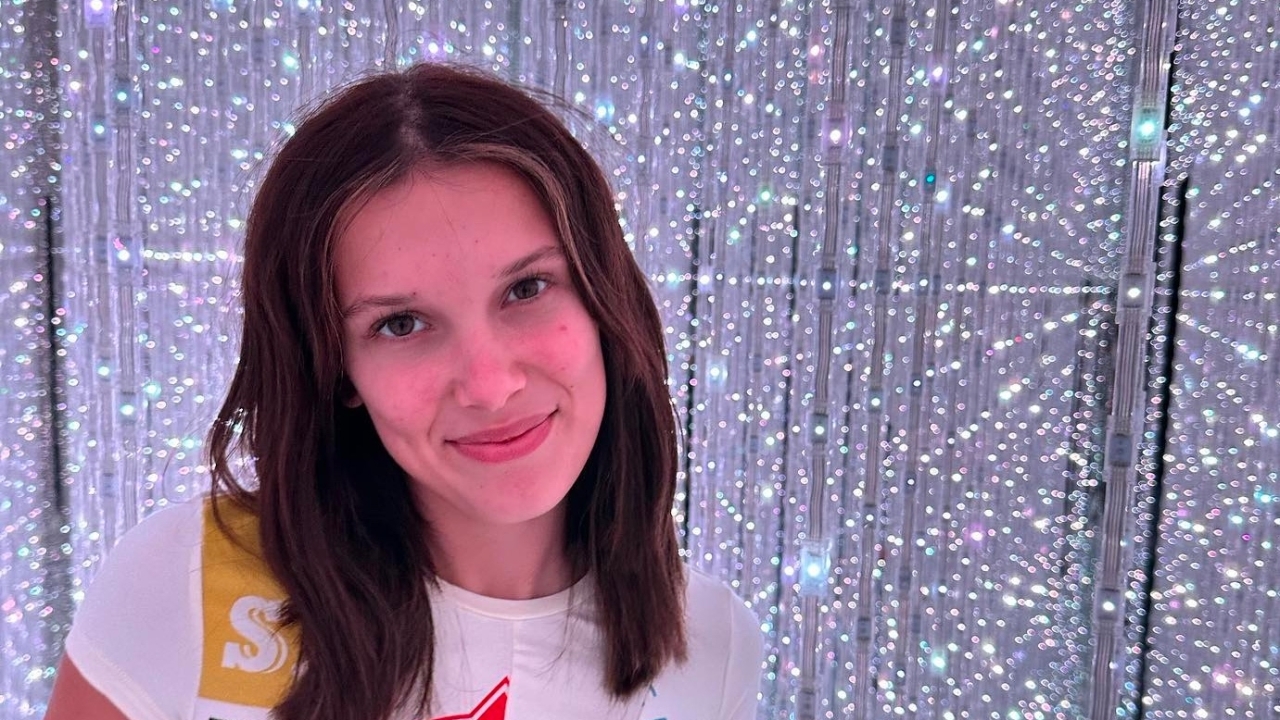 'Stranger Things'-sterretje Millie Bobby Brown is eindelijk een vrouw en laat dat aan de hele wereld zien